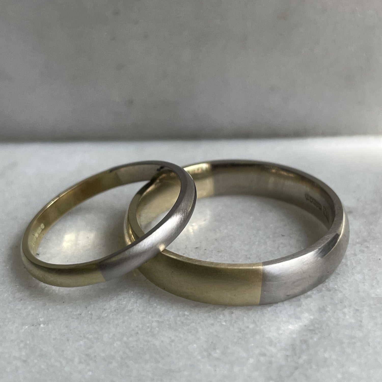 Two-tone Court 4mm Comfort Fit Band - 18k Yellow & White Gold