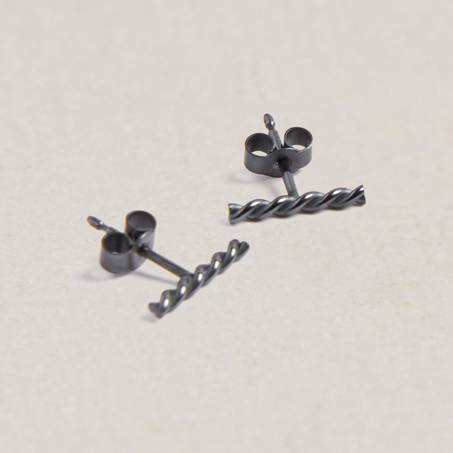 Single Twisted Bar Stud Earring - Black
